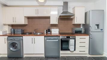 Kjøleskap, ovn, oppvaskmaskin og vannkoker