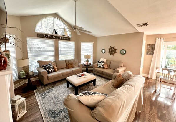 Living room - Escape at Sun Beach Club NSB (New Smyrna Beach)