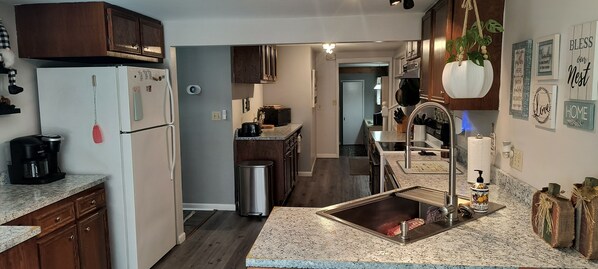 Refrigerador, microondas, horno y parrilla de estufa