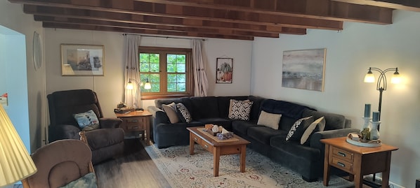 Téléviseur, table de baby-foot