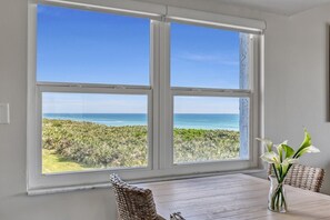 Una habitación con un ventanal grande que da a un paisaje costero.