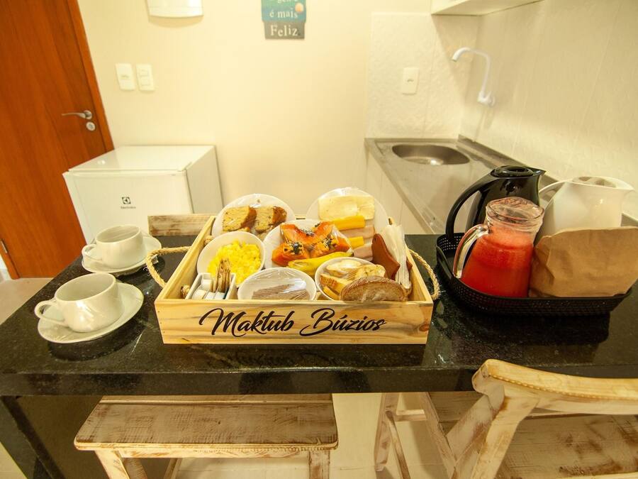 Un buffet de petit-déjeuner proposant divers aliments et une machine à café sur un plan de travail de cuisine.