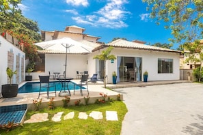 A residential property with a swimming pool, outdoor seating, and a covered patio. - Pousada Maktub (Búzios)