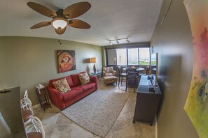 Smart TV, DVD player - Gorgeous, enclosed balcony unit! One free beach set up daily. (Destin)