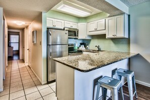 Een koelkast, een microgolfoven, een oven, een vaatwasser