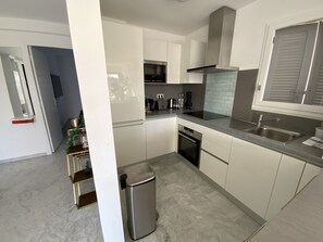 Réfrigérateur, micro-ondes, four, plaque de cuisson