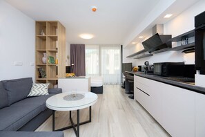Smart TV, DVD player, books, stereo