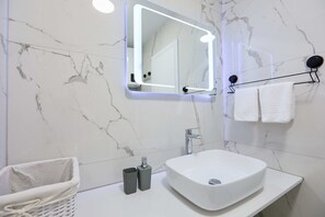 Dusche, Haartrockner, Handtücher, Seife