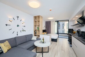 Smart-tv, dvd-spelare, böcker och en stereo