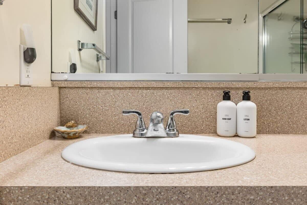 Shower, hair dryer, towels, shampoo