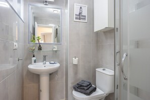 Dusj, hårføner og håndklær