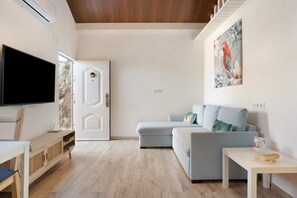 TV - Holiday Home 'El Cortijo de Claudia - Adults only' with Mountain View, Shared Pool and Wi-Fi (Conil)