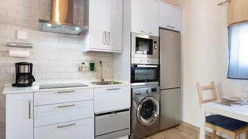 Frigorífico, microondas, horno y placa de cocina
