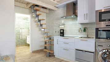 Een koelkast, een magnetron, een oven, een kookplaat