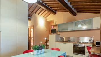 Kühlschrank, Mikrowelle, Herdplatte, Geschirrspüler