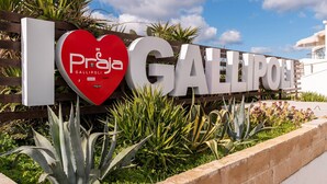 Une pancarte avec les inscriptions « I ♥ PRAJA GALLIPOLI » et « Praga Gallipoli ».