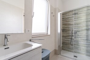 Dusche, Haartrockner, Handtücher