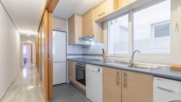 Een koelkast, een microgolfoven, een oven, een kookplaat