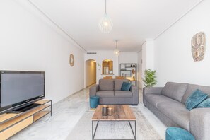 TV - Apartment "Avenida Masnou" close to the Sea with Shared Pool & Wi-Fi (Calpe)