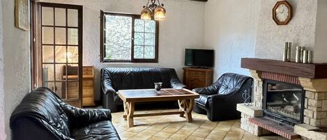 Télévision, cheminée, chaßne hi-fi