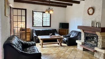Televisión, chimenea y estéreo