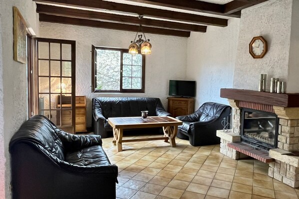 TV, fireplace, stereo