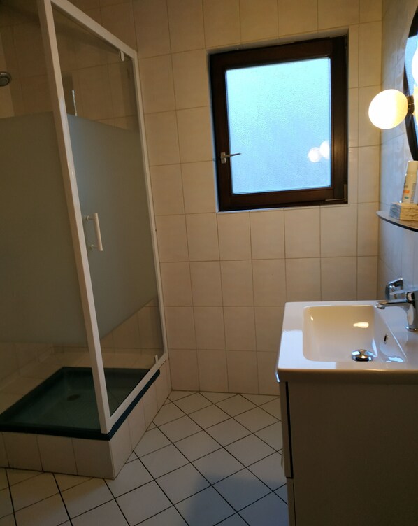 Regadera, secadora de cabello, toallas 