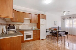 Kylskåp, mikrovågsugn, ugn och spishäll