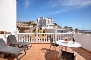 Outdoor dining - Vacation Home "Atico Las Arenas" with Sea View, Private Terrace & Wi-Fi (Arico)