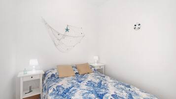 1 slaapkamer, een strijkplank/strijkijzer, gratis wifi, beddengoed