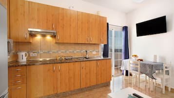 Frigorífico, microondas, placa de cocina y cafetera o tetera