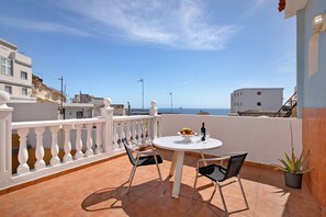 Outdoor dining - Vacation Home "Atico Las Arenas" with Sea View, Private Terrace & Wi-Fi (Arico)