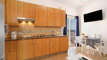 Een koelkast, een magnetron, een kookplaat