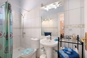 Shower, hair dryer, towels - Vacation Home "Atico Las Arenas" with Sea View, Private Terrace & Wi-Fi (Arico)