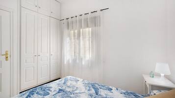 1 slaapkamer, een strijkplank/strijkijzer, gratis wifi, beddengoed