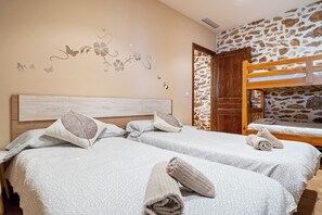 3 makuuhuonetta, silitysrauta/-lauta, ilmainen Wi-Fi, vuodevaatteet