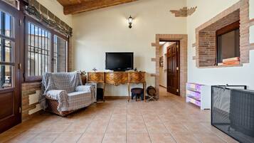 Tv, eldstad och ett bordtennisbord