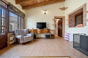 TV, fireplace, ping pong - Holiday Home 'Mas Del Vedell' with Private Pool, Wi-Fi and Air Conditioning (Ampolla)