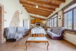 Interior - Holiday Home 'Mas Del Vedell' with Private Pool, Wi-Fi and Air Conditioning (Ampolla)