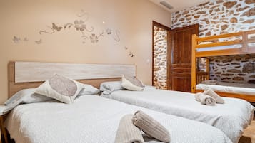 3 bedrooms, iron/ironing board, free WiFi, bed sheets