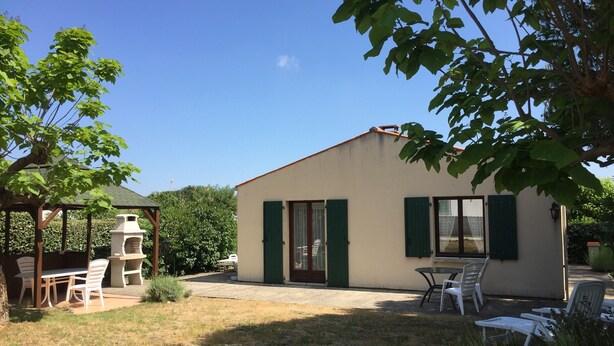 A small house with a patio, a barbecue grill, and outdoor seating. - Holiday Home "Pass Giraudière" with Terraces (LE GRAND VILLAGE PLAGE)