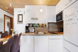 Frigorífico, microondas, placa de cocina y lavavajillas