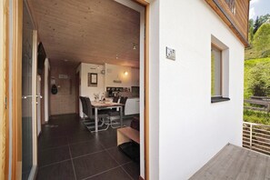 Outdoor dining - Apartment 'Joshof Bergblick' with Mountain View, Balcony and Wi-Fi (Moso in Passiria)