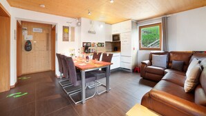A modern kitchen with a dining area, a sofa, and a wooden ceiling. - Apartment 'Joshof Talblick' with Mountain View, Private Terrace and Wi-Fi (Moso in Passiria)