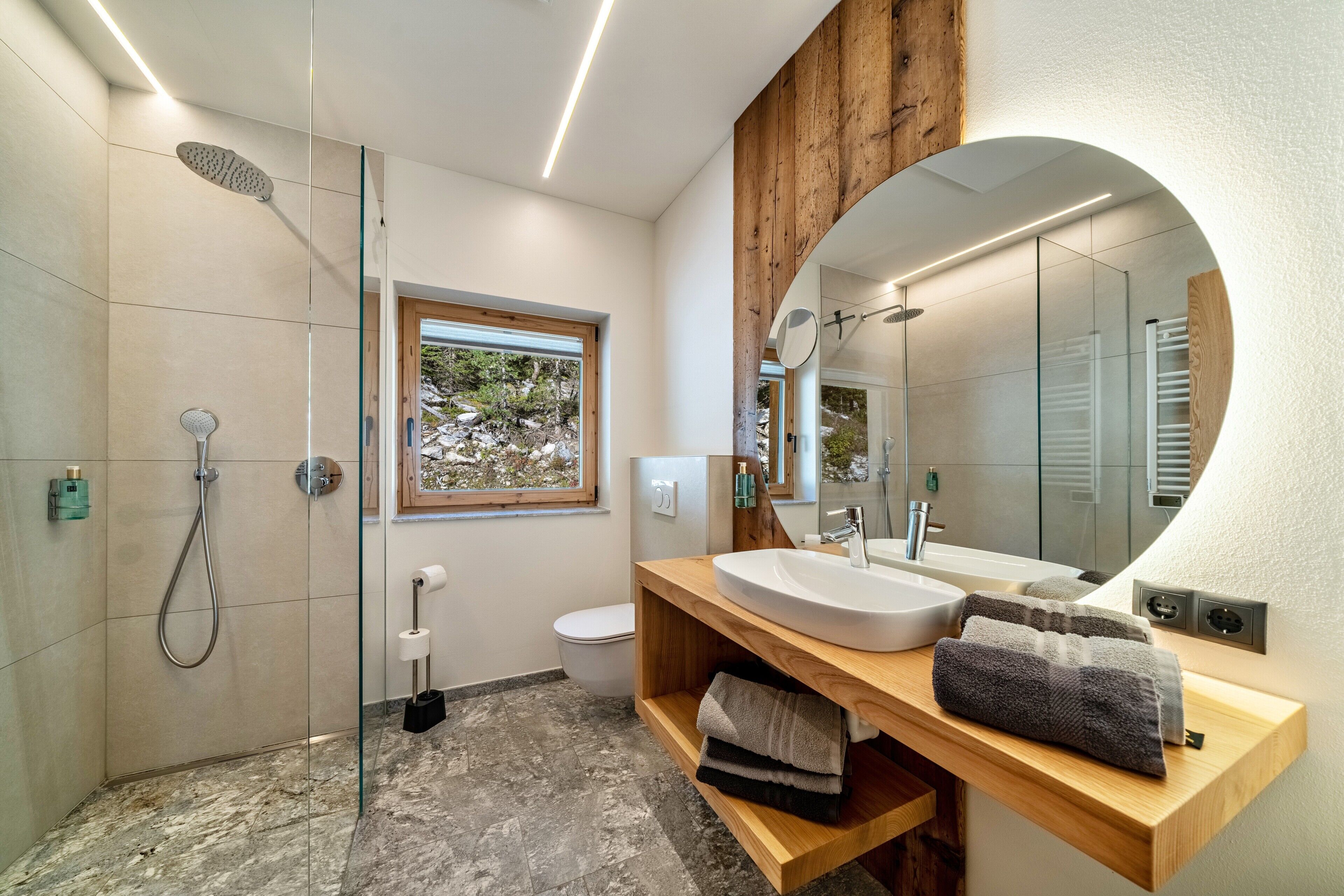 Een douche, een haardroger, handdoeken