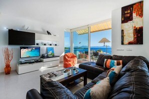 TV - Villa 'Vistafar ' with Sea View, Wi-Fi and Air Conditioning (Alcudia)