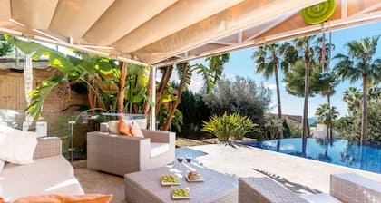 Villa 'Alcanada Paradise' avec vue sur la mer, Wi-Fi et climatisation.