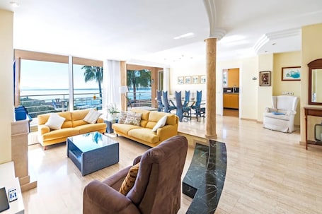 Télévision. Villa 'Alcanada Paradise' avec vue sur la mer, Wi-Fi et climatisation.