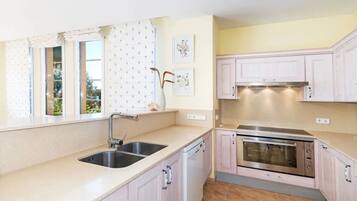 Een koelkast, een microgolfoven, een oven, een kookplaat