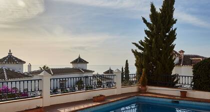 Holiday Home "Stunning Villa with Private Pool", Sea View & Wi-Fi